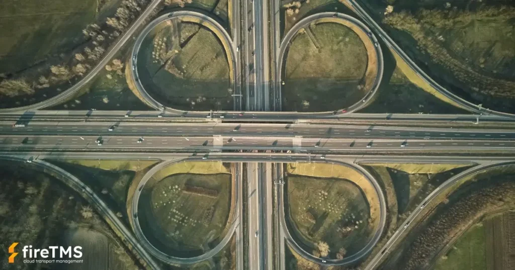 Węzeł autostradowy typu koniczynka. To w okolicy takich miejsc najczęściej budowane są centra dystrybucji