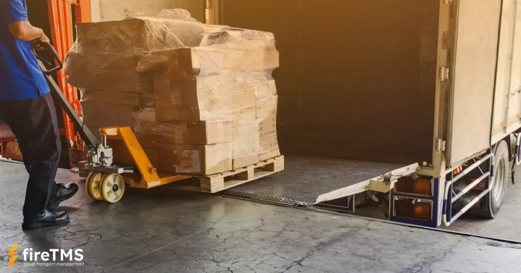 Das Beladen von Waren in einen Lastkraftwagen. Die Ladungen sollten nicht nur für den Transport, sondern auch während des Beladens und Entladens versichert sein