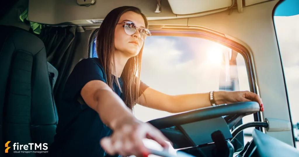 Eine Fahrerin steuert einen Lastkraftwagen. Beim Erbringen von Transportdienstleistungen ist es wichtig, die Beförderungsregeln zu kennen und über die entsprechenden Versicherungen zu verfügen. Bald wird auch das e-CMR zu diesen Anforderungen gehören