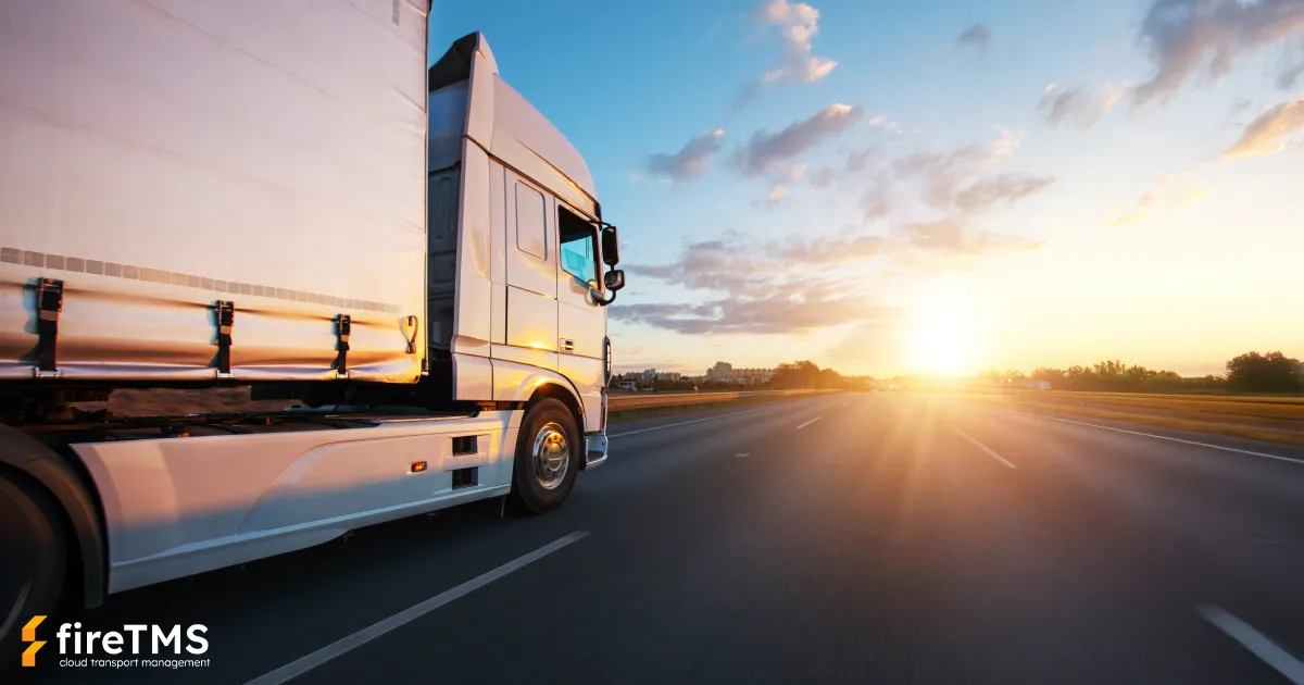 Samochód ciężarowy jadący autostradą